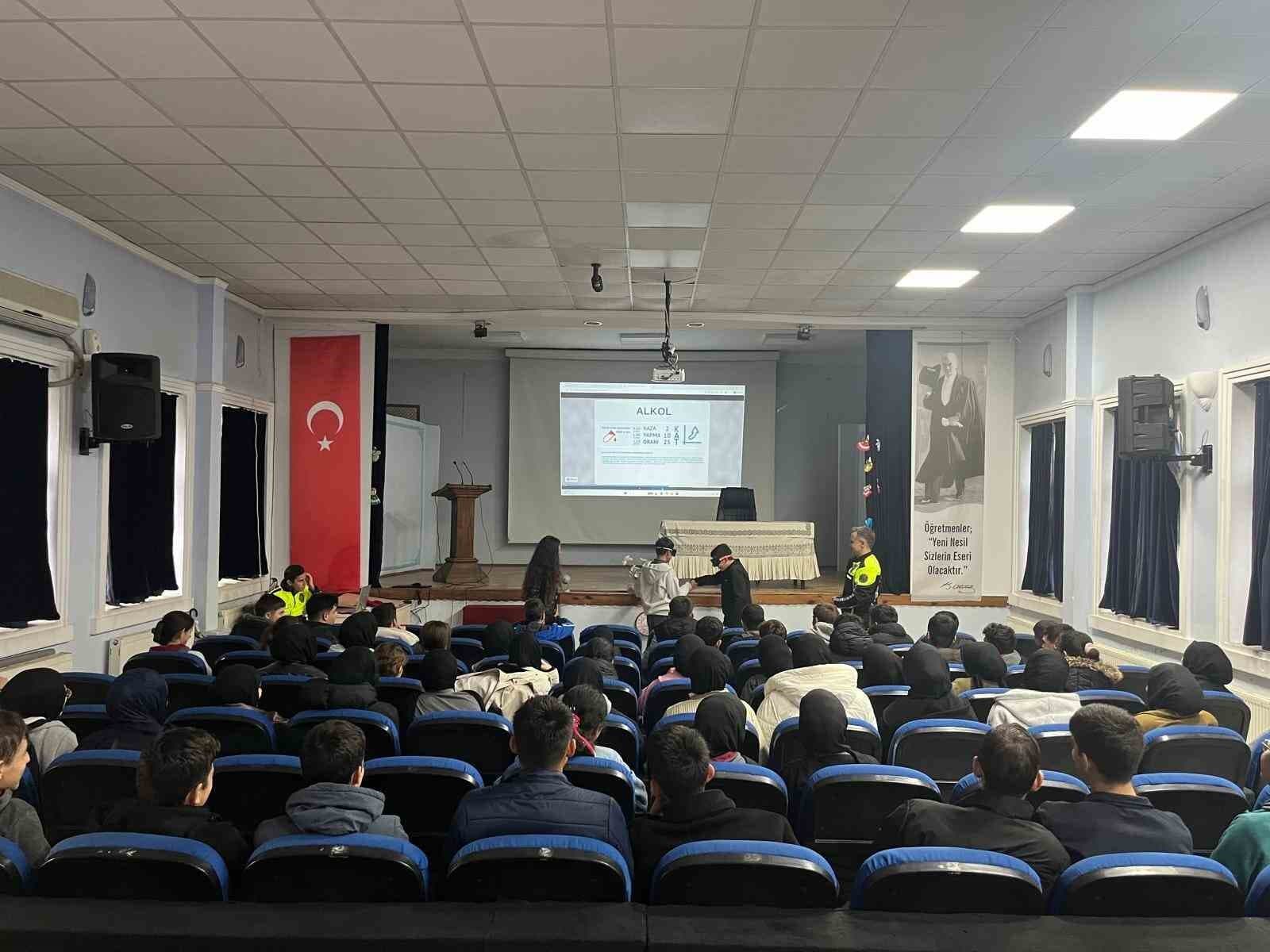 Kastamonu’da trafik kurallarıyla ilgili öğrencilere hayati uyarılar