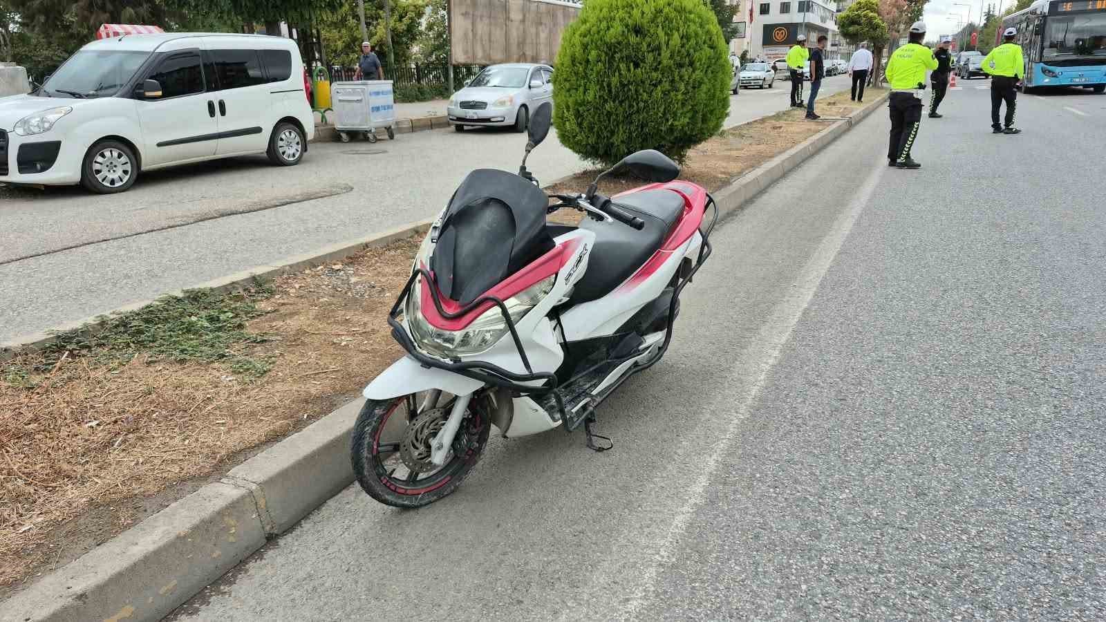 Motosiklet yayaya çarptı: 1’i ağır 2 yaralı