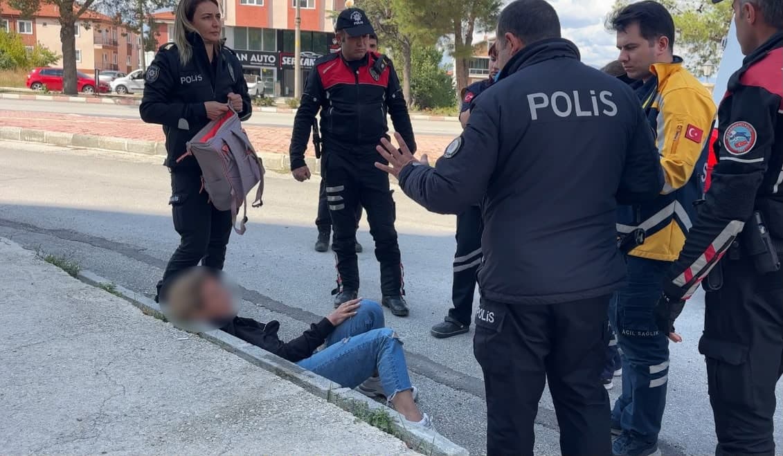 Yoldan geçen araçların önüne atladı, polis ekiplerine zor anlar yaşattı