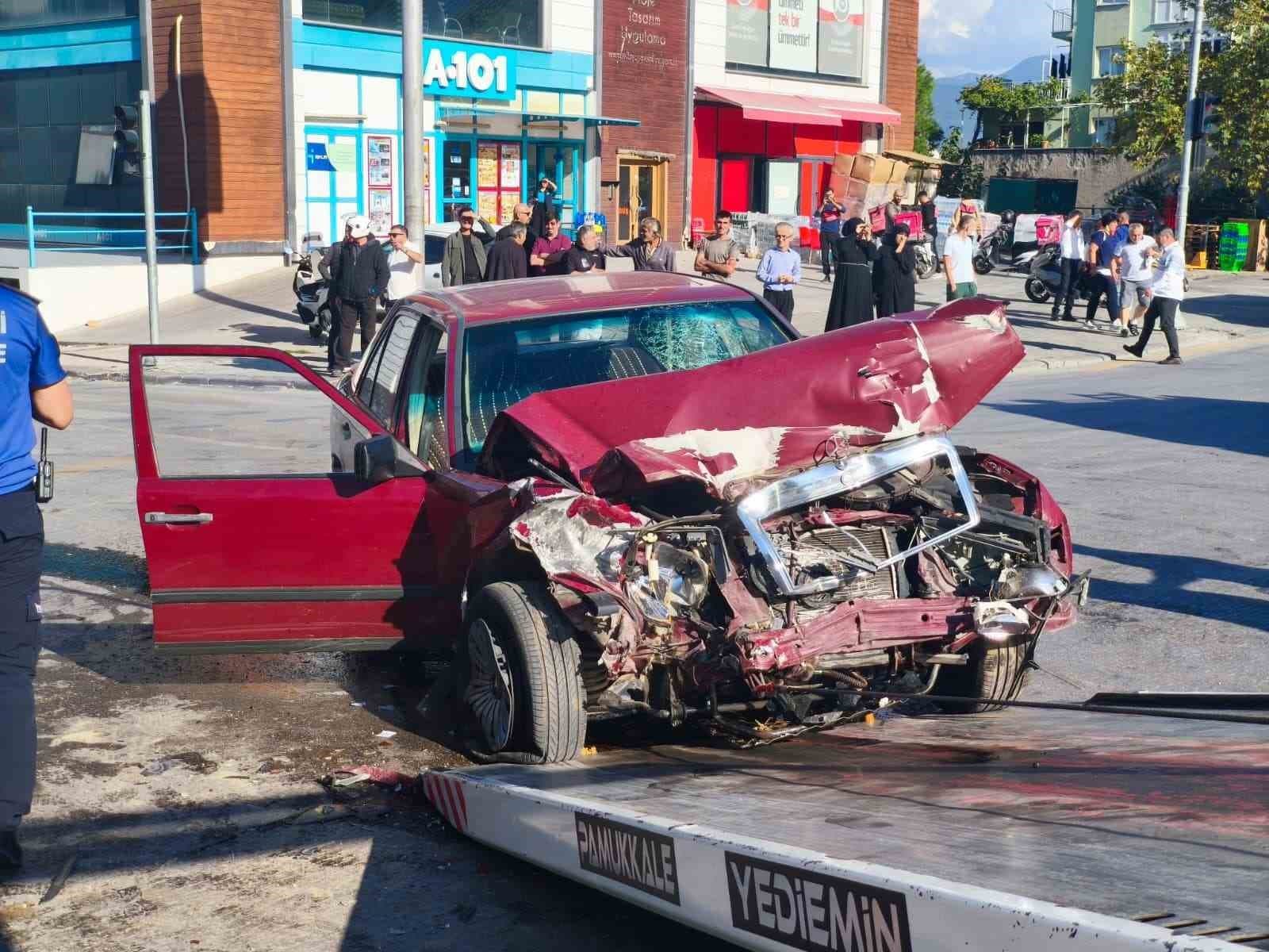 Kırmızı ışık ihlali yapan otomobil, halk otobüsüne çarptı: 2 yaralı