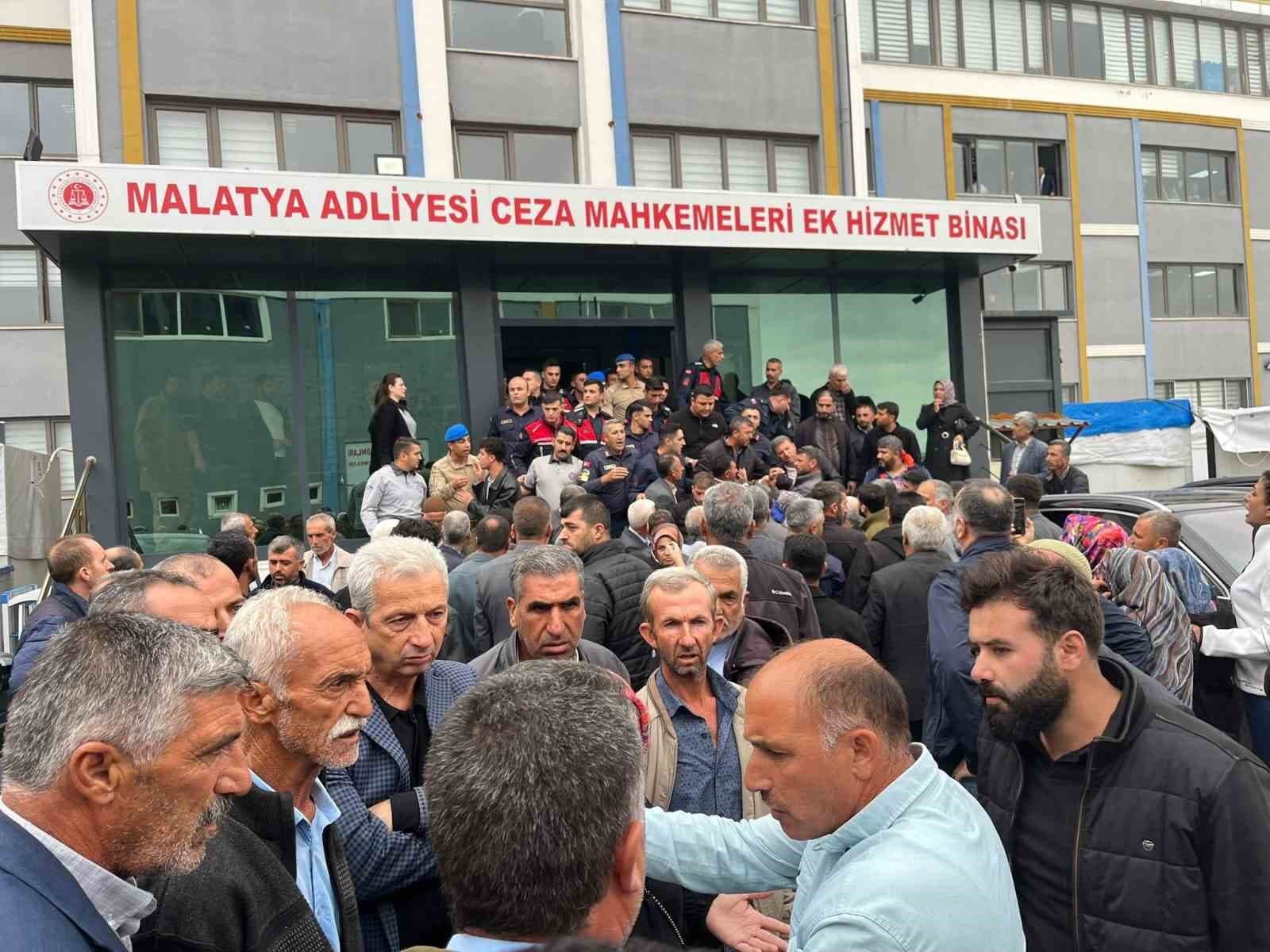 Kadın cinayeti davasında adliye önünde gerginlik