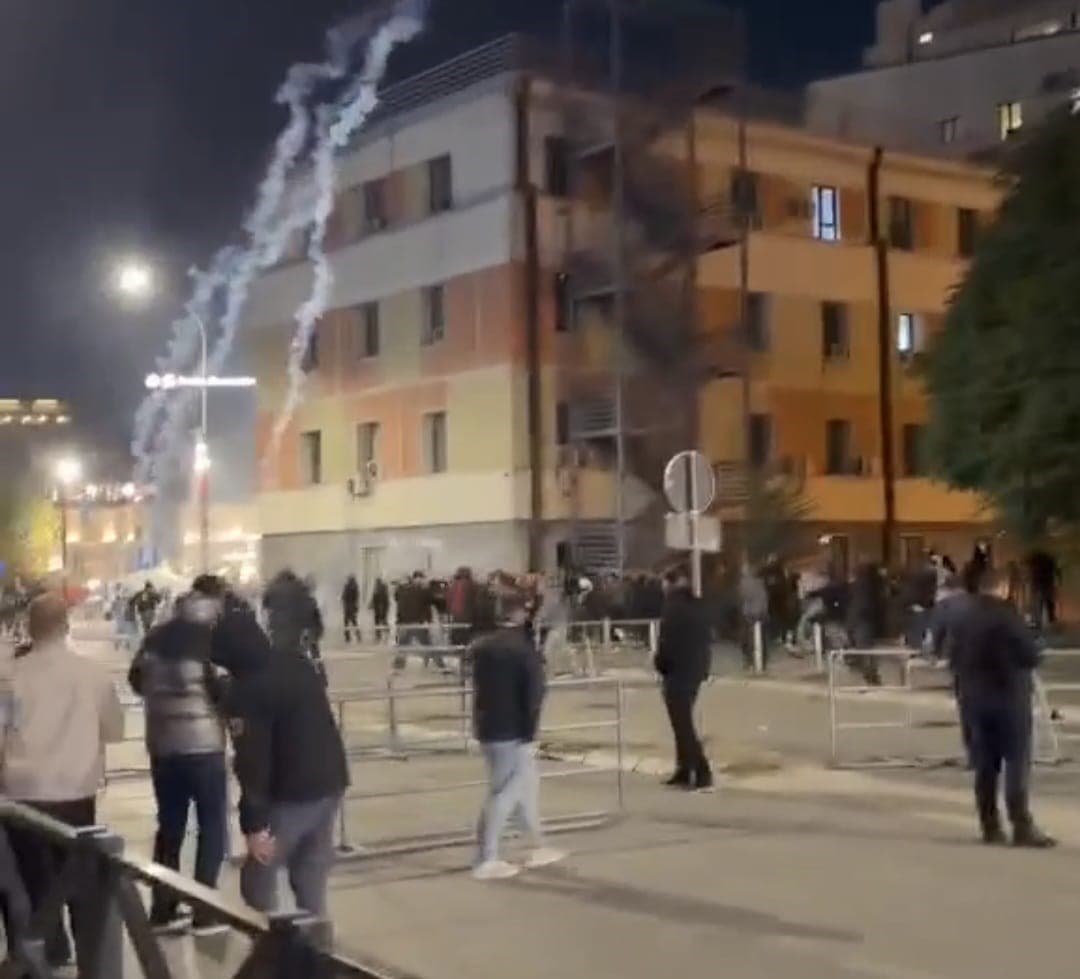 Kosova’da protestocular ile polis karşı karşıya geldi