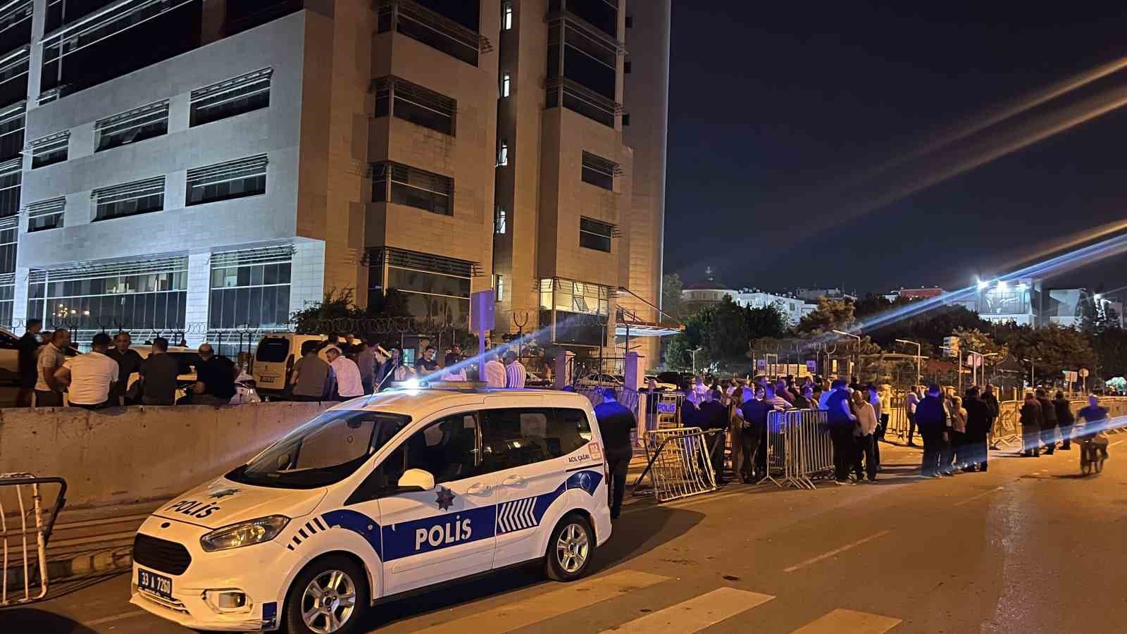 Mersin’de Başkan Seçer dahil 3 belediye başkanı tutuklama talebiyle mahkemeye sevk edildi