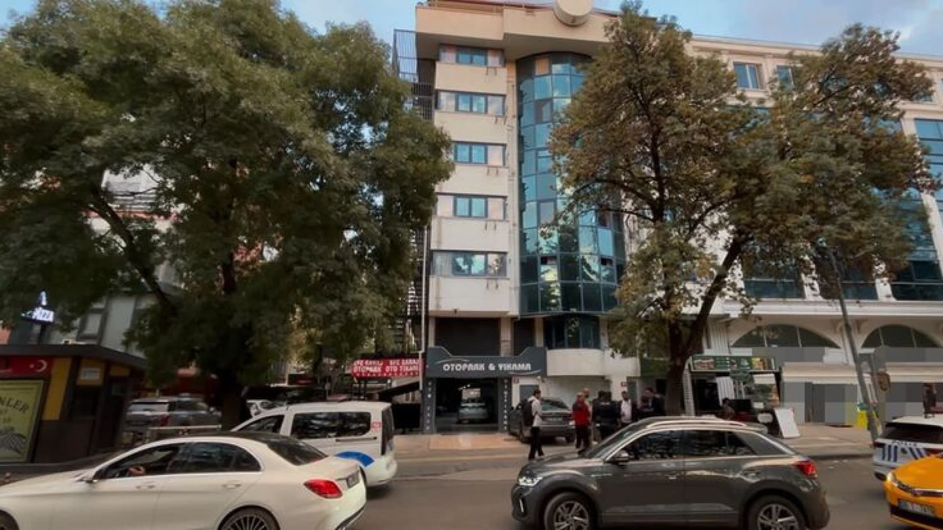 6. kattan otomobilin üzerine düştü!