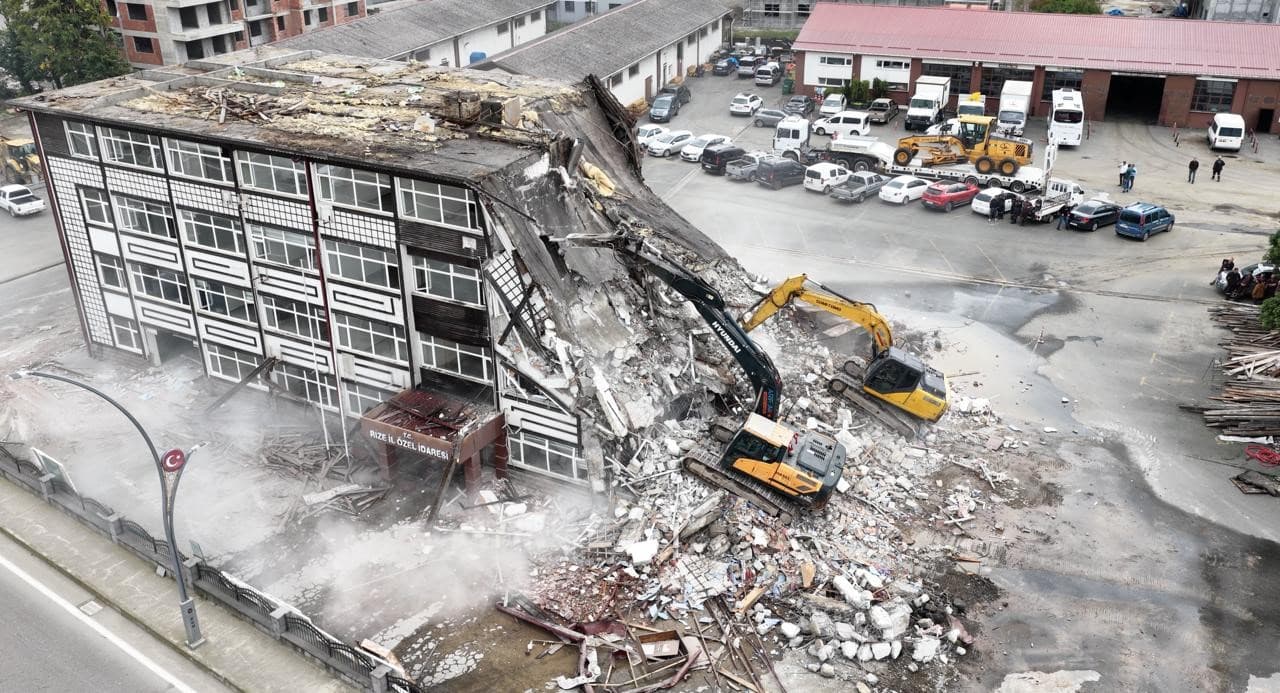 Rize İl Özel İdaresi’nin riskli binalarında yıkım başladı