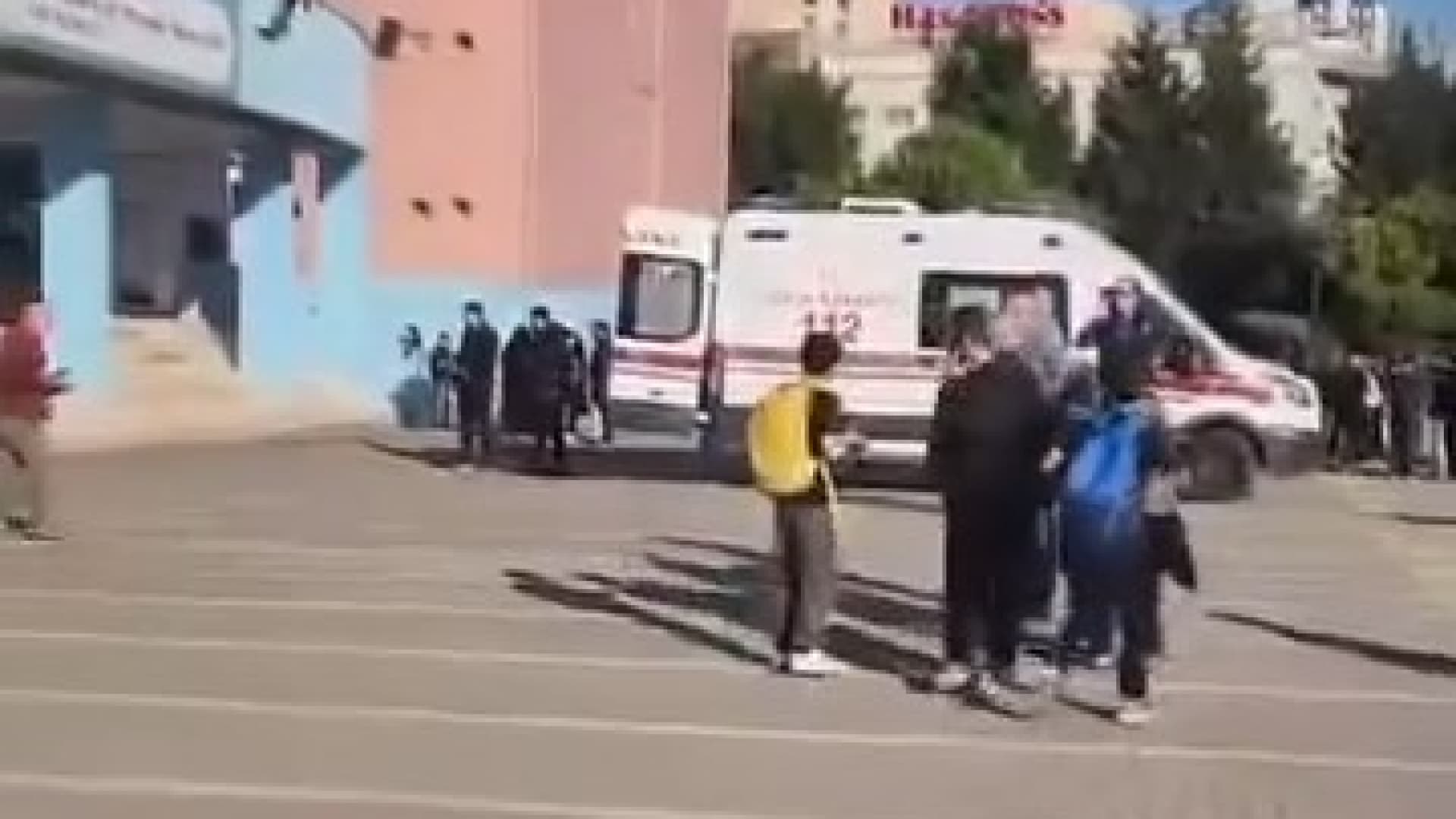 Başka bir okuldan üniformasıyla geldi, 6 öğrenciyi bıçakladı!