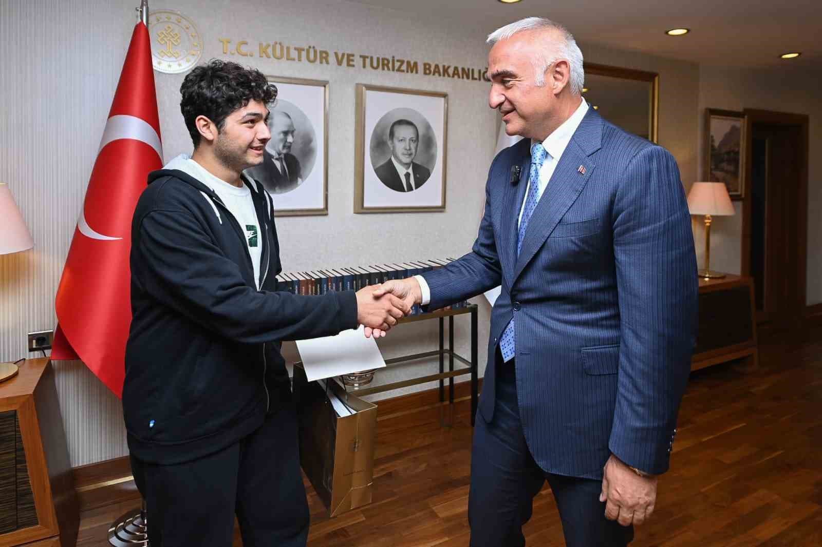 Bakan Ersoy zorlu şartlar altında YKS’de derece yapan öğrenciyle bir araya geldi