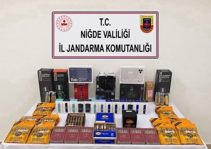 Niğde’de kaçak ürün operasyonu: Çok sayıda elektronik cihaz ve tütün ürünü ele geçirildi